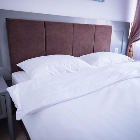 Hotel Glaris Tirgu Frumos Экстерьер фото